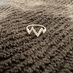 ✨Silver Rhinestone Heartbeat graph ring ✨